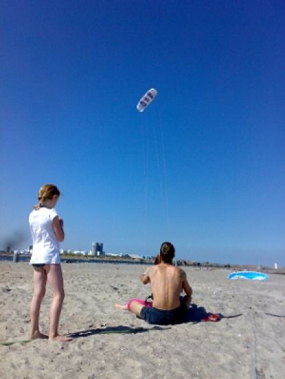 Teaching kiteflying to kids - lære børn at flyve med 4 linet drager.