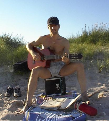 Summer 2007, having fun on the beach with my guitar - er på stranden md min guitar